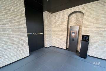 エントランスはオートロック付きです。