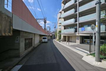 敷地西側の前面道路(南側から)