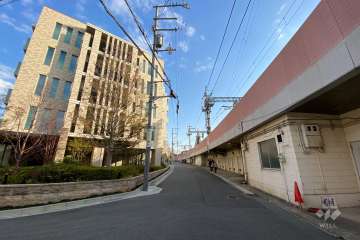 敷地南西側の前面道路。道を挟んで阪急今津線が走っています。
