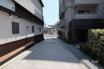 敷地東側の前面道路（北側から）