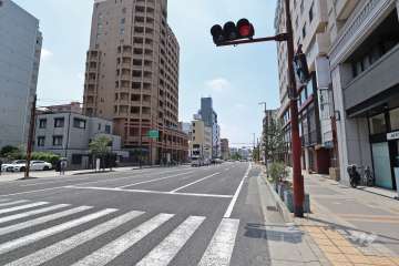 敷地南側の前面道路（東側から）山手幹線です。