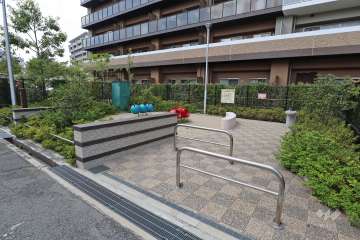 敷地に隣接して小さな公園があります。