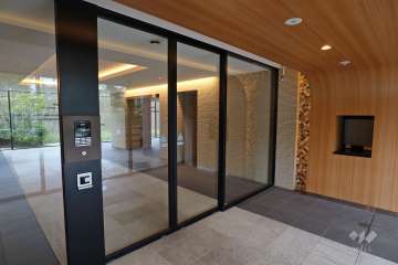 エントランスはオートロック付きです。