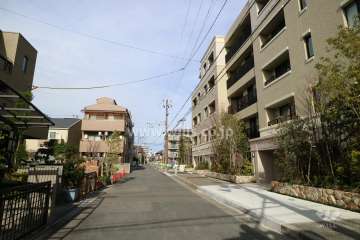 敷地西側の前面道路