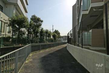 敷地の北西側通路