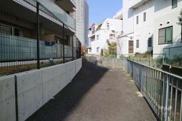 敷地の北西側通路