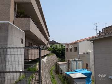 2番館の南側隣地は一段低く、抜けています。