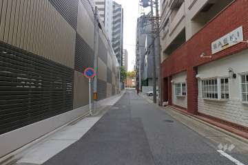 敷地北側の前面道路（東側から）