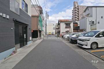 敷地南側の前面道路（西側から）
