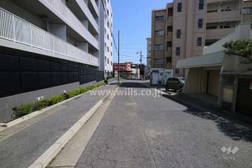 敷地西側の前面道路（北側から）