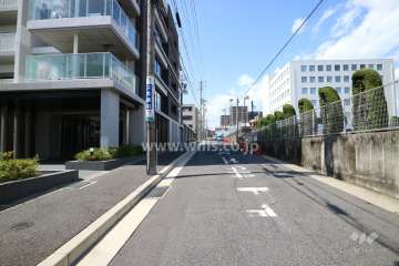 敷地東側の前面道路（南側から）
