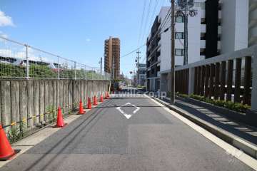 敷地東側の前面道路（北側から）