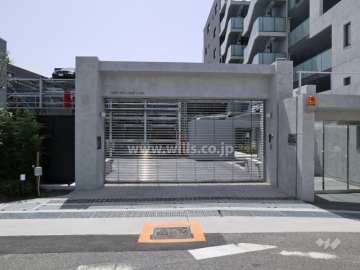 駐車場の出入り口(リングシャッター付き)