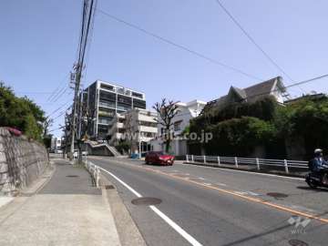 敷地西側の前面道路（南側から）
