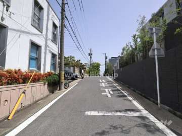 敷地北側の前面道路（西側から）