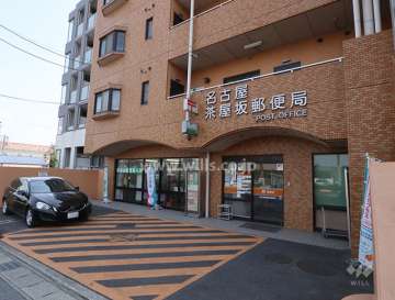 マンションの1階に茶屋坂郵便局があります。