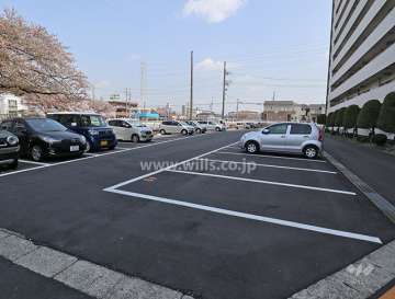 敷地北側にある敷地内駐車場（屋外平面式）
