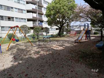管理棟裏の敷地内公園
