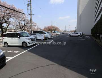敷地北側にある敷地内駐車場（屋外平面式）