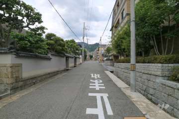 敷地西側の前面道路