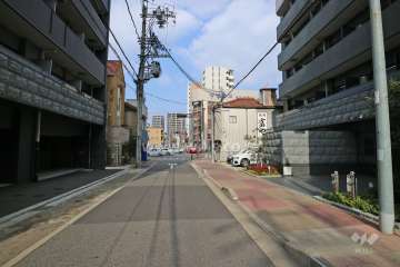 敷地西側の前面道路
