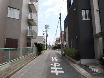敷地北側の前面道路(目の前にバス停有り)
