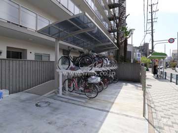 物件の北側前面道路（東側から）