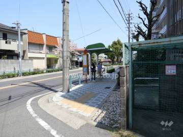 物件の北側前面道路（西側から）