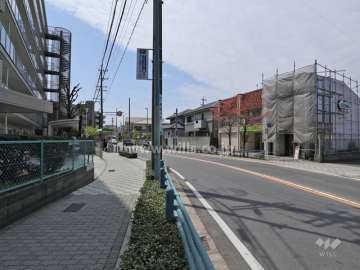 物件の西側前面道路（南側から）