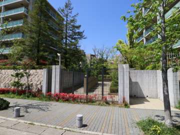 敷地内緑地への入口※オートロック付です。