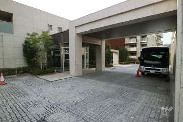 エントランスアプローチとシャトルバス