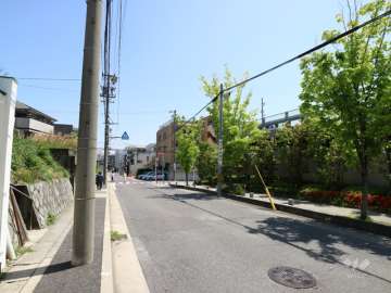 ヴィラス星ヶ丘の森の北側前面道路(西側から撮影)