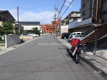 敷地北側の前面道路