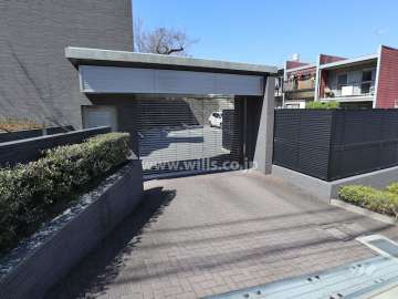 敷地東側の前面道路（南側から）