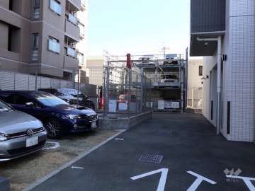 敷地内大通りに面した駐車場（屋外平面式及び屋外機械式）
