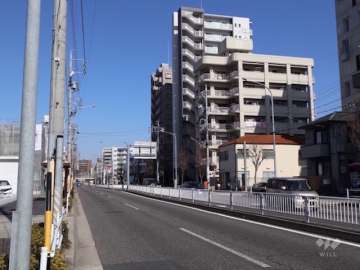 敷地西側の前面道路。二車線の通り。