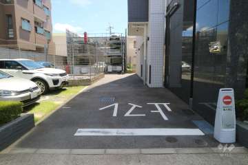 西側の駐車場出入口