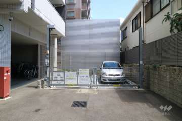 東側の敷地内駐車場（屋外機械式）