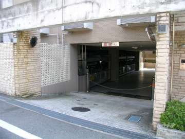 敷地内駐車場（ロボットゲート付き）