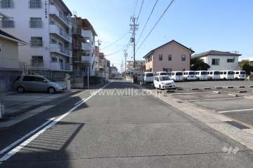 物件の北側前面道路（東側から）