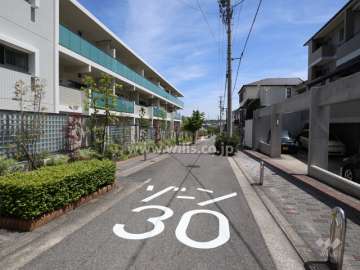敷地の南側前面道路(西側から)