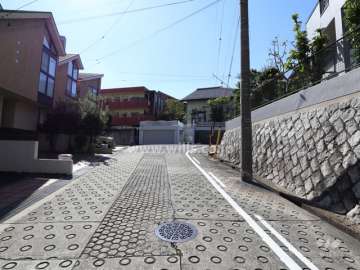 敷地北東側の前面道路（東側から）