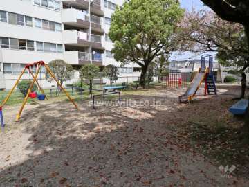 管理棟裏の敷地内公園