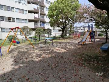 管理棟裏の敷地内公園
