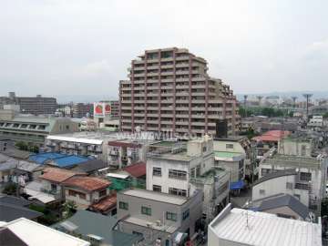 周辺には住宅の他、店舗や事務所なども立ち並んでいます。