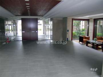 ソファセットのある広々としたエントランスホール