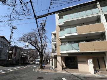 バンベール藤ヶ丘アベニューの外観（南側から）と正面道路