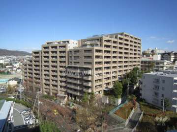 ローレルコート北緑丘の遠景。緑豊かな住環境です。