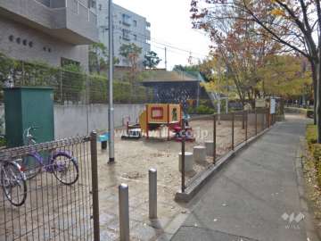 敷地に隣接して公園があります。