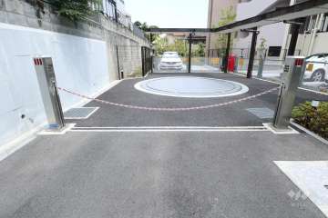 駐車場の出入り口（ロボットゲート付き）